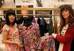Hamskifte. Popstjernen Lily Allen (t.v.) bytter rollen som sanger ud med en karriere som butiksejer og designer i Covent Garden med sin søster, Sarah. 