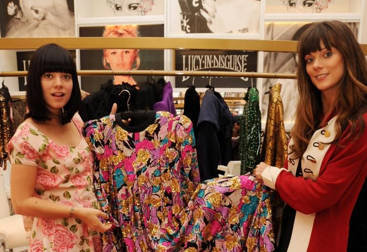 Hamskifte. Popstjernen Lily Allen (t.v.) bytter rollen som sanger ud med en karriere som butiksejer og designer i Covent Garden med sin søster, Sarah. 