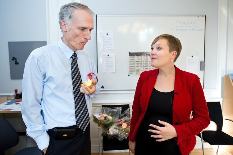Magtskifte. Astrid Kragh har fået overdraget Sundhedsministeriet fra Bertel Haarder. Kragh, der er gravid, lover at arbejde for, at barnløse kan slippe for at betale for fertilitetsbehandling. 