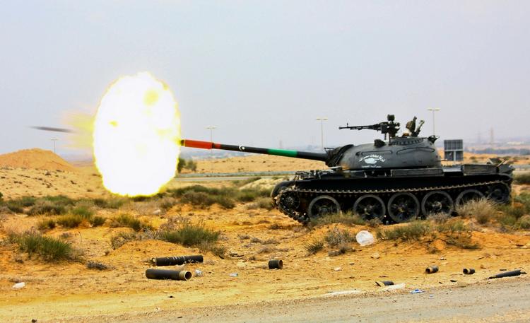 Kampe. En kampvogn affyrer missil mod Gaddafi-loyalister ved Sirte. 