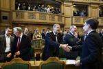 ÅBNING. Tidligere erhvervs- og økonomiminister Brian Mikkelsen (K) hilser på den nye erhvervs- og vækstminister, Ole Sohn (SF). De fik begge nye pladser i salen i dag. 