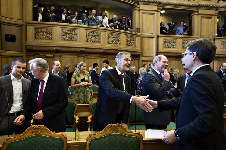 ÅBNING. Tidligere erhvervs- og økonomiminister Brian Mikkelsen (K) hilser på den nye erhvervs- og vækstminister, Ole Sohn (SF). De fik begge nye pladser i salen i dag. 