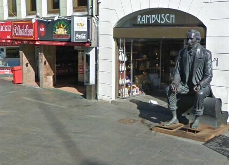 Skulptur. H. C. Andersen bliver sænket i havnen på lørdag. 