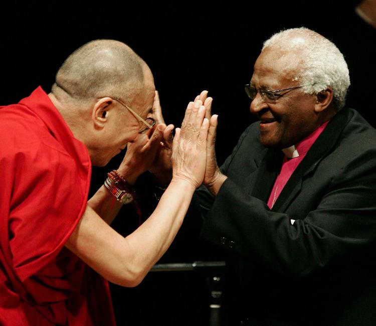 Tillykke. Dalai Lama skulle have holdt tale for Desmond Tutu på fredag, men det har storpolitiske interesser nu sat en stopper for. 