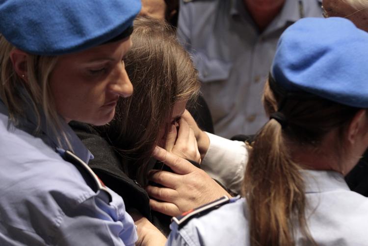 justitsmord. 24-årige Amanda Knox brød ud i gråd, da hun i går blev frikendt for mord og seksuelt overgreb mod en jævnaldrende brite. 