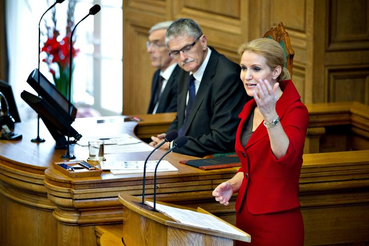 Statsmand. I rød spadseredragt indtog Helle Thorning-Schmidt for første gang Folketingets talerstol som statsminister. Og det med succes, vurderer to eksperter i retorik. 