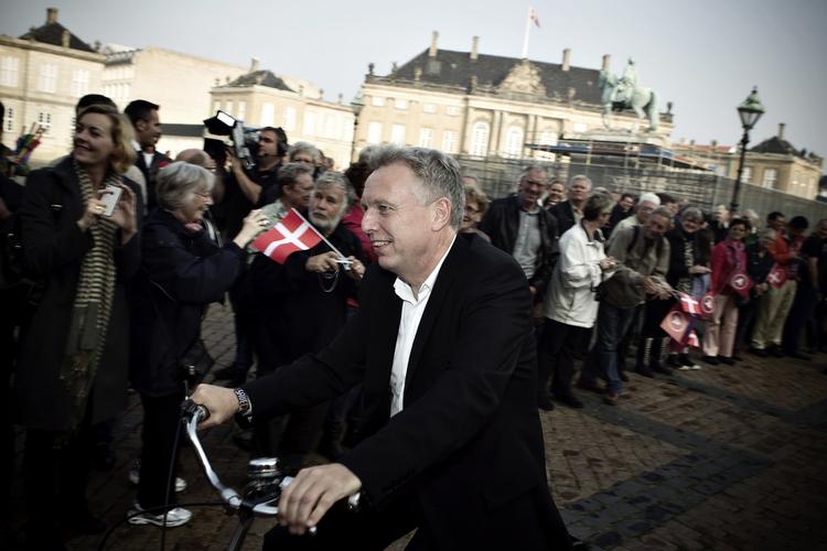 Cyklende. »Jeg tror ikke på skellet mellem fin- og lavkultur. Jeg er selv kulturelt altædende«, siger den nye radikale kulturminister Uffe Elbæk (billedet). 