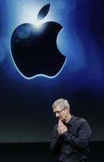 Præsentation. Apple-chef Tim Cook præsenterer iPhone 4S. Det er første gang, Apple inviterer til event, siden det sygdomsramte ikon Steve Jobs fratrådte som topchef. 