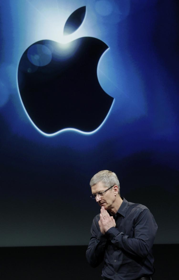 Præsentation. Apple-chef Tim Cook præsenterer iPhone 4S. Det er første gang, Apple inviterer til event, siden det sygdomsramte ikon Steve Jobs fratrådte som topchef. 