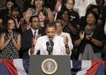 Applaus. Tilhørerne rejste sig og klappede, da Barack Obama angreb republikanerne på Eastfield College i Mesquite i Texas. 