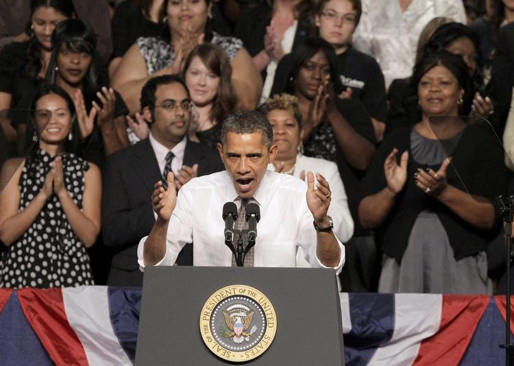 Applaus. Tilhørerne rejste sig og klappede, da Barack Obama angreb republikanerne på Eastfield College i Mesquite i Texas. 