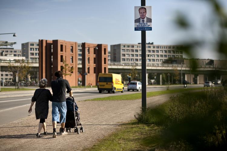 Tilbage. Ørestads Boulevard var ryddet for Skaarups valgplakater efter kommunens deadline. Nu er en ny plakat dukket op. 