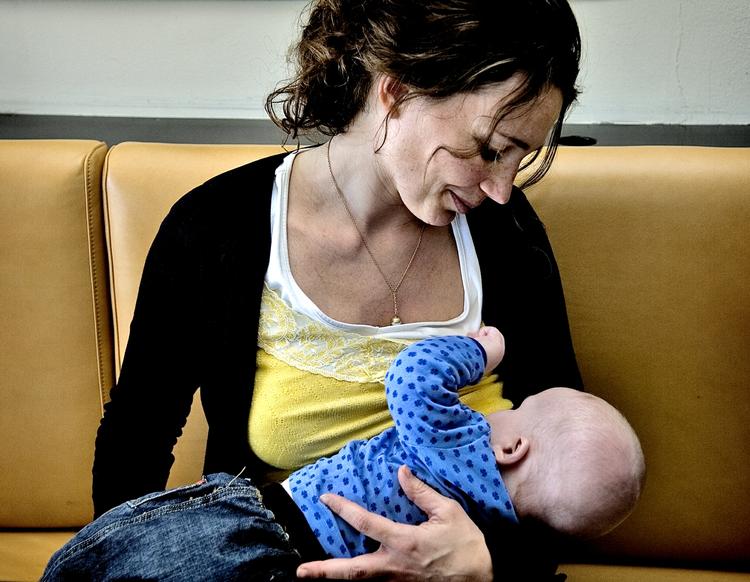 Flok. Mandag eftermiddag kl. 15 mødes hundreder af mødre for at amme i fælles demonstration. (arkivfoto) 