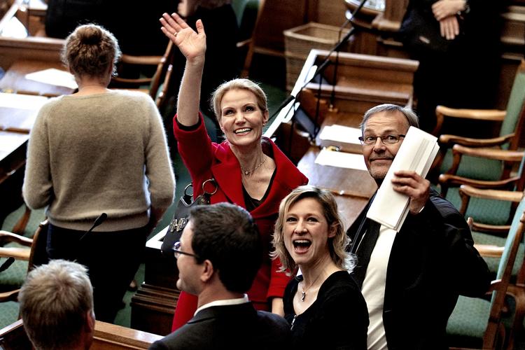 Løfte. Statsminister Helle Thorning-Schmidt og den øvrige regering kan ikke garantere, at fattigdomsydelserne afskaffes i den kommende finanslov for næste år, selv om Thorning selv kritiserede ydelserne ved Folketingets åbning. 