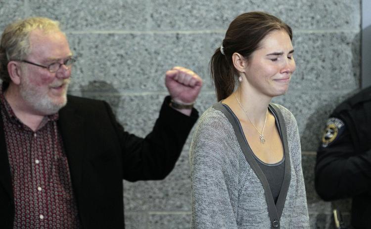 HJEMKOMST. En tydeligt bevæget Amanda Knox og en af familiens støtter ved den unge kvindes ankomst til lufthavnen i Seattle. 