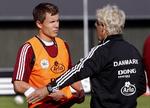 Rådgivning. Morten Olsen trak tirsdag FCN-forsvareren Andreas Bjelland lidt til side og forklarede ham forskellige detaljer i landsholdets måde at spille på. 
