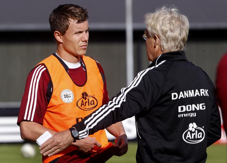 Rådgivning. Morten Olsen trak tirsdag FCN-forsvareren Andreas Bjelland lidt til side og forklarede ham forskellige detaljer i landsholdets måde at spille på. 