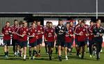Sponsor. Fodboldlandsholdet træner op til kampen mod Cypern på fredag. I dag står der Arla og Dong Energy på trøjerne, men efter nytår er det navnet på Danmarks største bank, som spillerne skal bære på tøjet. 
