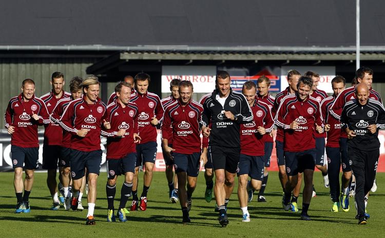 Sponsor. Fodboldlandsholdet træner op til kampen mod Cypern på fredag. I dag står der Arla og Dong Energy på trøjerne, men efter nytår er det navnet på Danmarks største bank, som spillerne skal bære på tøjet. 