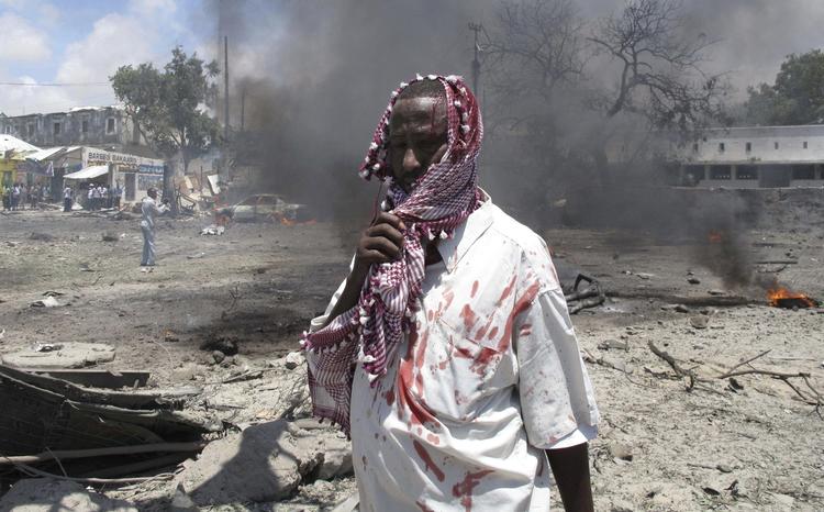 blodbad. En kraftig bilbombe skabte kaos i Somalias hovedtad, Mogadishu, i går. Mindst 70 er blevet dræbt og over 50 er blevet såret. 