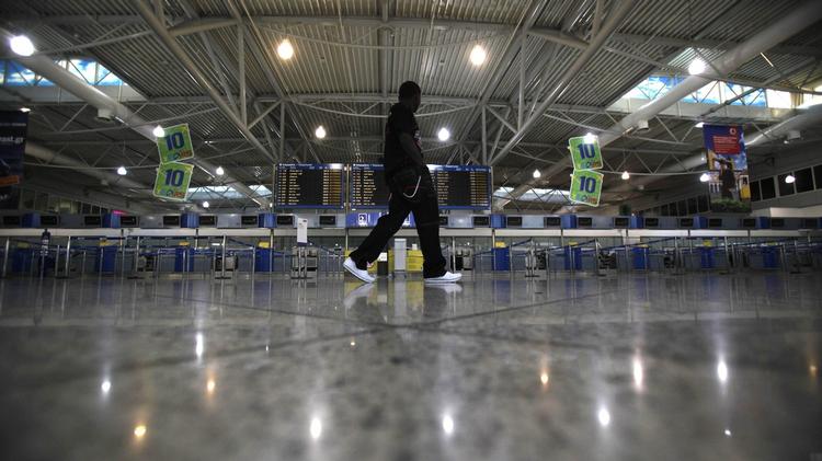 strejke. Græske lufthavne og banegårde ligger stille hen fra i dag, hvor grækerne vil indlede en 24 timer lang generalstrejke. 
