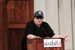 blandt venner. Michael Moore blev hyldet af et lydhørt publikum  forleden i en synagoge i Washington. 