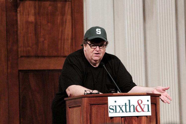 blandt venner. Michael Moore blev hyldet af et lydhørt publikum  forleden i en synagoge i Washington. 