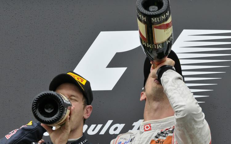 skål. Både dagens vinder, Jenson Button (th), og nummer to, Sebastian Vettel, havde grund til at fejre dagens resultat efter grand prix'et i Ungarn. 