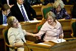 Afslapning. Marianne Jelved og Pia Kjærsgaard morer sig ved Folketingets åbning i går. 