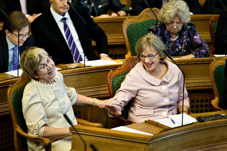 Afslapning. Marianne Jelved og Pia Kjærsgaard morer sig ved Folketingets åbning i går. 