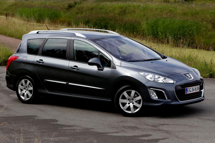 nyt ansigt. Det seneste udgave af Peugeot 308 SW har fået nyt udseende omkring fronten, men ligner ellers forgængeren ganske meget. 
