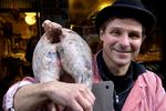 Åbning. Jens Slagter lader sine svende styre slagterbutikken, mens han selv dedikerer sig til restaurantdrift på den anden side af Kultorvet. 