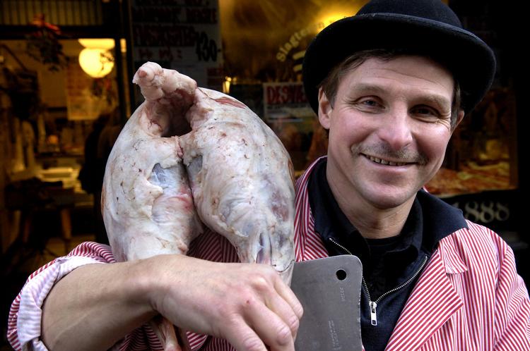 Åbning. Jens Slagter lader sine svende styre slagterbutikken, mens han selv dedikerer sig til restaurantdrift på den anden side af Kultorvet. 