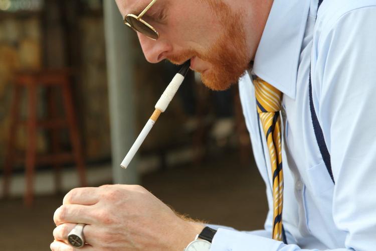 Overspillet. Mads Brüggers film 'Ambassadøren' er mere teater end virkelighed, mener kritikere. 