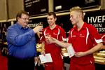 tillykke. Som formand for Dansk Bordtennis Union var det Aksel Beckmann, der overrakte prisen og skålede med Kasper Sternberg (th.) og Jonathan Groth. 