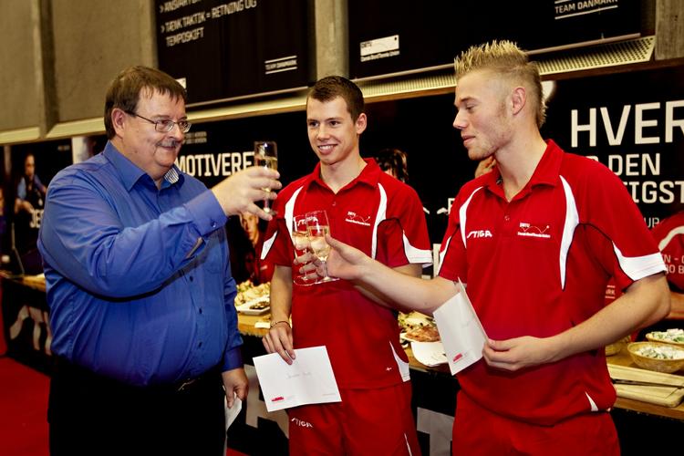tillykke. Som formand for Dansk Bordtennis Union var det Aksel Beckmann, der overrakte prisen og skålede med Kasper Sternberg (th.) og Jonathan Groth. 