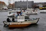Modstand. 22 både kredsede i inderhavnen i protest mod et nyt brobyggeri. 