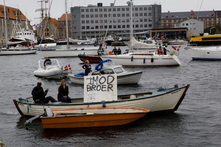 Modstand. 22 både kredsede i inderhavnen i protest mod et nyt brobyggeri. 