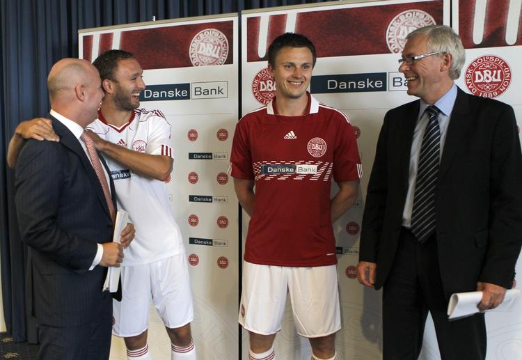 ændringer. I 2012 får landsholdsspillerne Dennis Rommedahl og William Kvist ny hovedsponsor i Danske Bank, repræsenteret af direktør Tonny Thierry Andersen (tv.), og generalsekretær Jim Stjerne Hansen (th.) får en ny titel i DBU. 