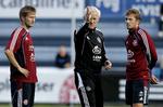 AGF'erne. En nuværende og tidligere AGF'er får gode rode af Morten Olsen, der viser vejen for Martin Jørgensen og Jakob Poulsen. 