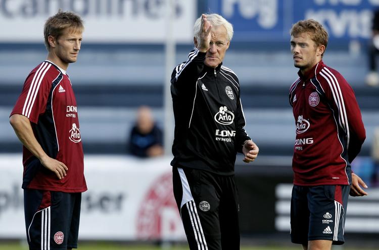 AGF'erne. En nuværende og tidligere AGF'er får gode rode af Morten Olsen, der viser vejen for Martin Jørgensen og Jakob Poulsen. 