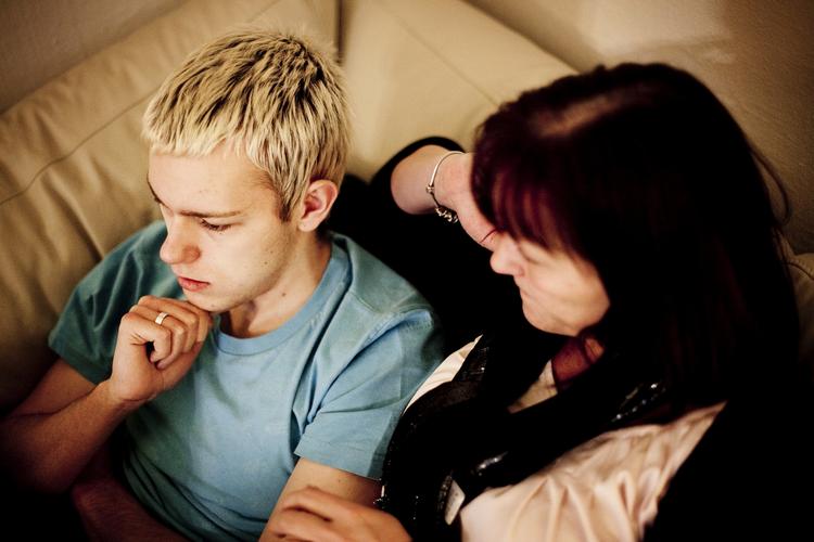 ADHD. Janich Helmer har ADHD, men har ikke fået meget hjælp i sit liv. Her sidder han i sofaen med sin mor Susanne Helmer. 