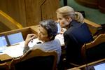 Regeringstop. Helle Thorning-Schmidt måtte høre på hårde ord, mens hun fulgte debattens start i selskab med økonomi- og indenrigsminister Margrethe Vestager. 
