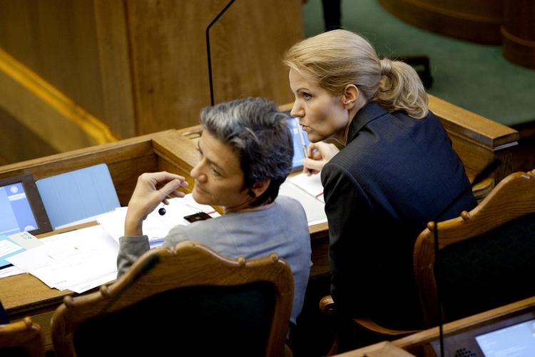 Regeringstop. Helle Thorning-Schmidt måtte høre på hårde ord, mens hun fulgte debattens start i selskab med økonomi- og indenrigsminister Margrethe Vestager. 