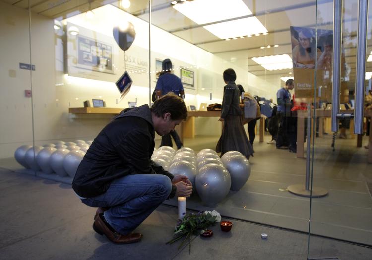 Sorg. Folk samles foran Apple Store i Santa Monica i Californien for at vise deres respekt overfor afdøde Apple-stifter, Steve Jobs. 