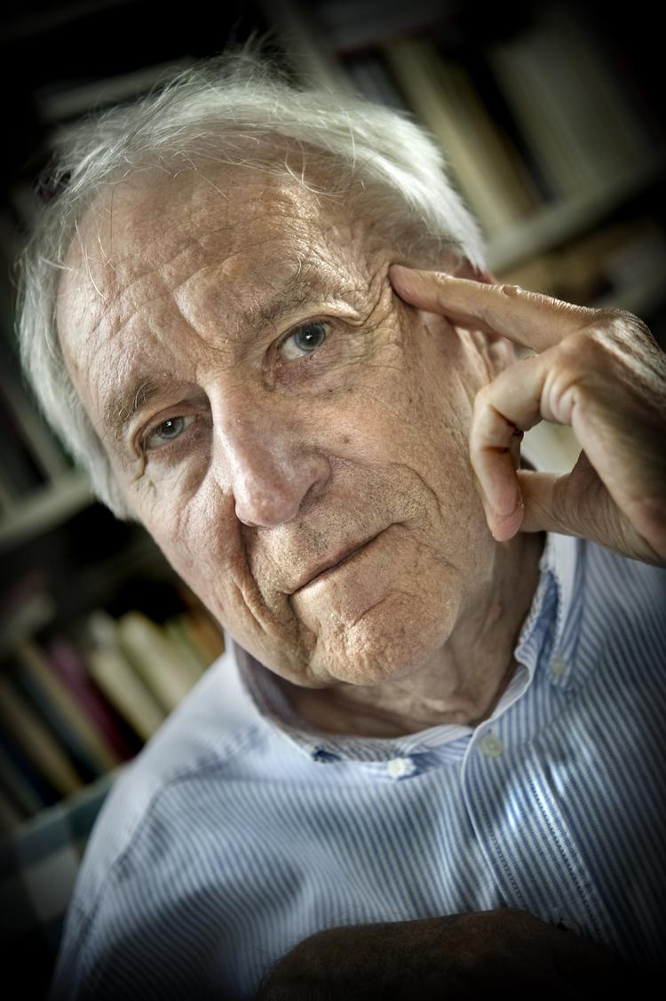 Bijob. Selvom Tomas Tranströmer har vundet et utal af priser og påvirket poeter i hele verden, har han ikke skrevet mere, end der kan stå i et bind. Måske fordi han holdt fast i et job som psykolog, eller måske fordi han beskriver den ordløse natur omkring os? 