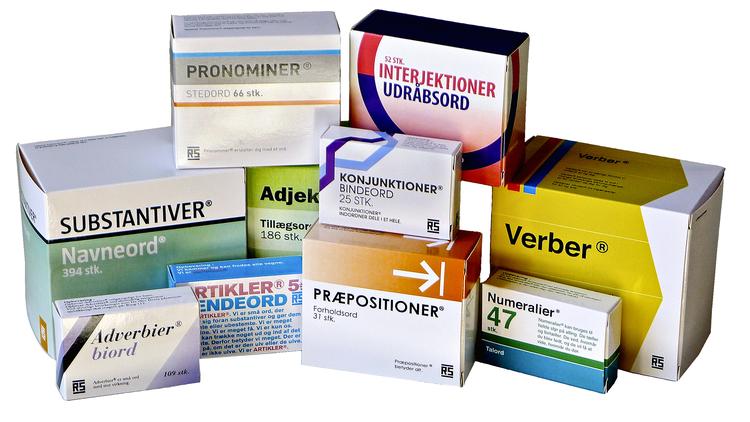 Ordapotek. Får du nok navneord? Og får du taget dine verber? Digteren Morten Søndergaard har skabt et ordapotek til de ordknappe som en del af udstillingen 'Bakkehusalfabetet'. 