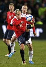 optimist? Morten Gamst Pedersen i nærkamp med Lars Jacobsen under 1-1-kampen i Oslo for lidt over et halvt år siden. 