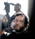 Tavs. Lars von Trier har givet sig selv mundkurv på, efter han er blevet afhørt af politiet om nazi udtalelser. 