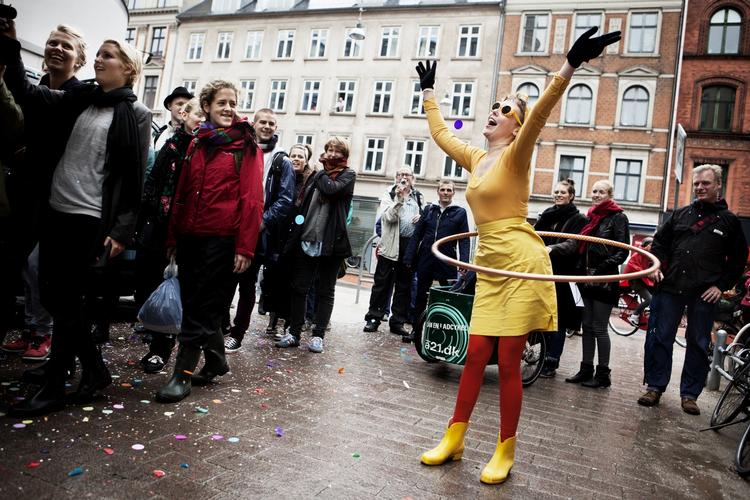 Gadeteater. Indre Nørrebro blev torsdag ved frokosttid omdannet til et kulørt virvar af happenings. 